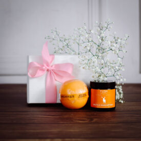 Zestaw prezentowy świeca sojowa bazylia i mandarynka i kula do kąpieli pomarańcza i chilli