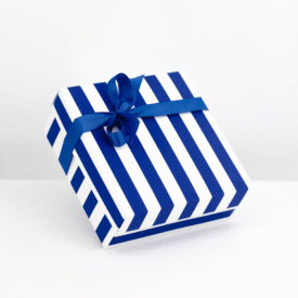 Pudełko małe białe w niebieskie pasy