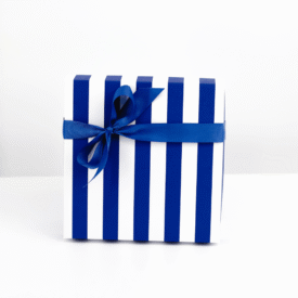 Pudełko małe białe w niebieskie pasy