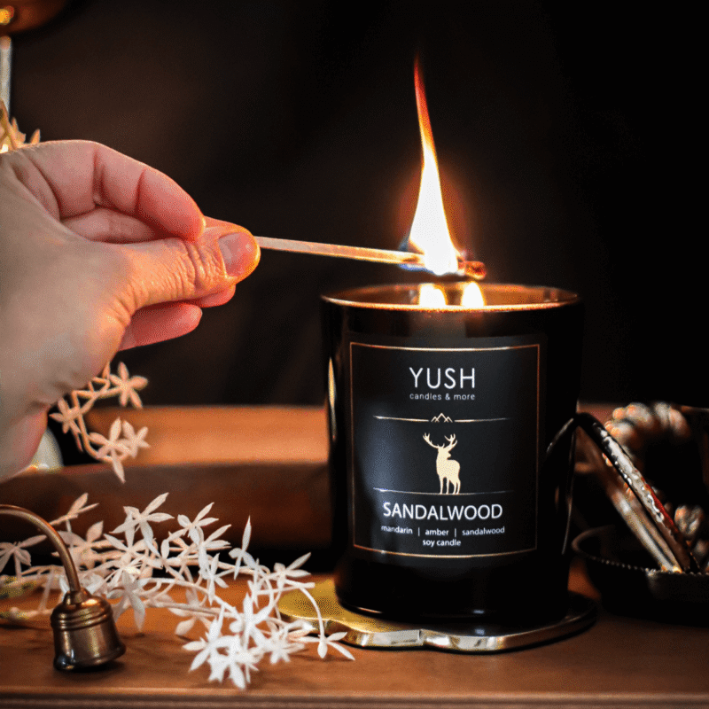 Drzewo sandałowe - świeca sojowa Sandalwood YUSH candles & more
